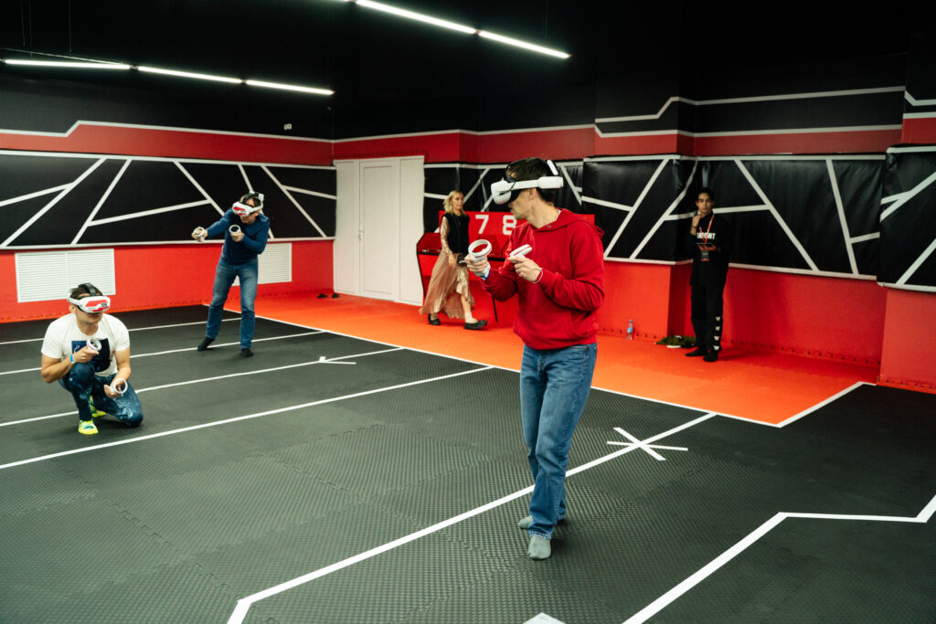 Молодые спортсмены Пензы, играющие в хоккей, и участники eSports, символизирующие развитие молодежного спорта и политики региона