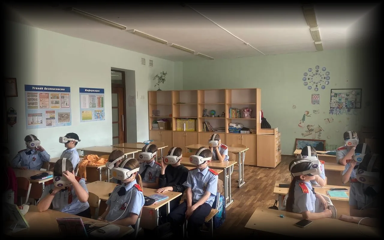 Класс в шлемах на VR-уроке в Пензе