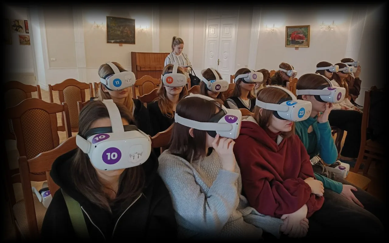 Подростки в шлемах на занятии VR-просвещения в Пензе